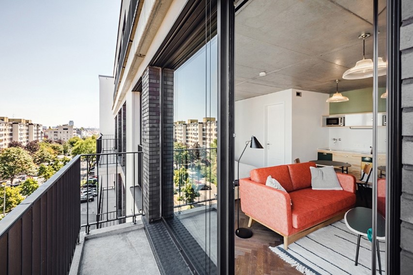 Berlin Wedding NeonGoldBalcony